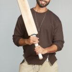 Shahid Kapoor Instagram - Is T20 season Khiladi.com par hain crazy rewards & offers. So? Download the app now! >> bit.ly/ShahidKhiladi