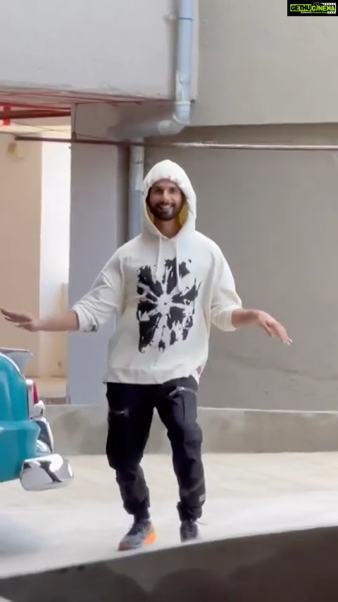 Shahid Kapoor Instagram - Everyday I’m dancing 🕺 #InternationalDanceDay