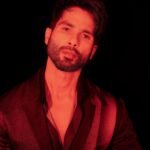 Shahid Kapoor Instagram - BLOODY DADDY 🔥🚨 Shot by: @_psudo_ Makeup: @james_gladwin_ Makeup assistant: @mahendra.kanojia Hair by: @aalimhakim Hair assistant: @shahrukhshaikh9519 Outfit: @dhruvvaish Style by: @theanisha Dressman: @thebombaydressman Managed by: @chanchal_dsouza Digital agency: @59thparallel Security: @parvez_pzee