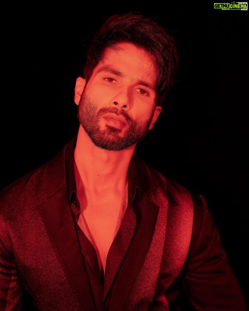 Shahid Kapoor Instagram - BLOODY DADDY 🔥🚨 Shot by: @_psudo_ Makeup: @james_gladwin_ Makeup assistant: @mahendra.kanojia Hair by: @aalimhakim Hair assistant: @shahrukhshaikh9519 Outfit: @dhruvvaish Style by: @theanisha Dressman: @thebombaydressman Managed by: @chanchal_dsouza Digital agency: @59thparallel Security: @parvez_pzee