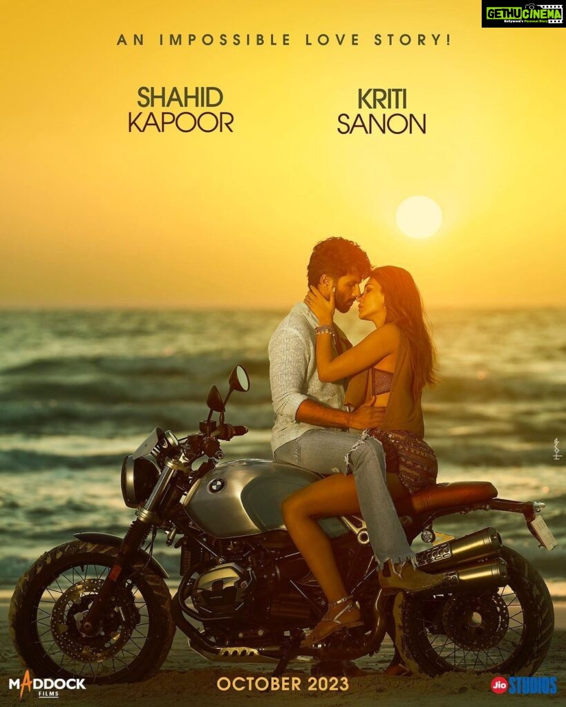 Shahid Kapoor Instagram - It’s a film wrap 💥 @kritisanon @maddockfilms @officialjiostudios @aapkadharam #DimpleKapadia @real.amitjoshi @i_aradhana_ #DineshVijan #JyotiDeshpande @laxman.utekar @sharadakarki @pvijan