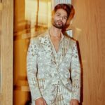 Shahid Kapoor Instagram - Stitch by stitch, I weave my story! 🤍 Shot by: @mayank_mudnaney Makeup: @james_gladwin_ Makeup assistant: @mahendra.kanojia Hair by: @aalimhakim Hair assistant: @shahrukhshaikh9519 Custom suit: @anamikakhanna.in Style by: @theanisha Dressman: @thebombaydressman Managed by: @chanchal_dsouza Digital agency: @59thparallel Security: @parvez_pzee
