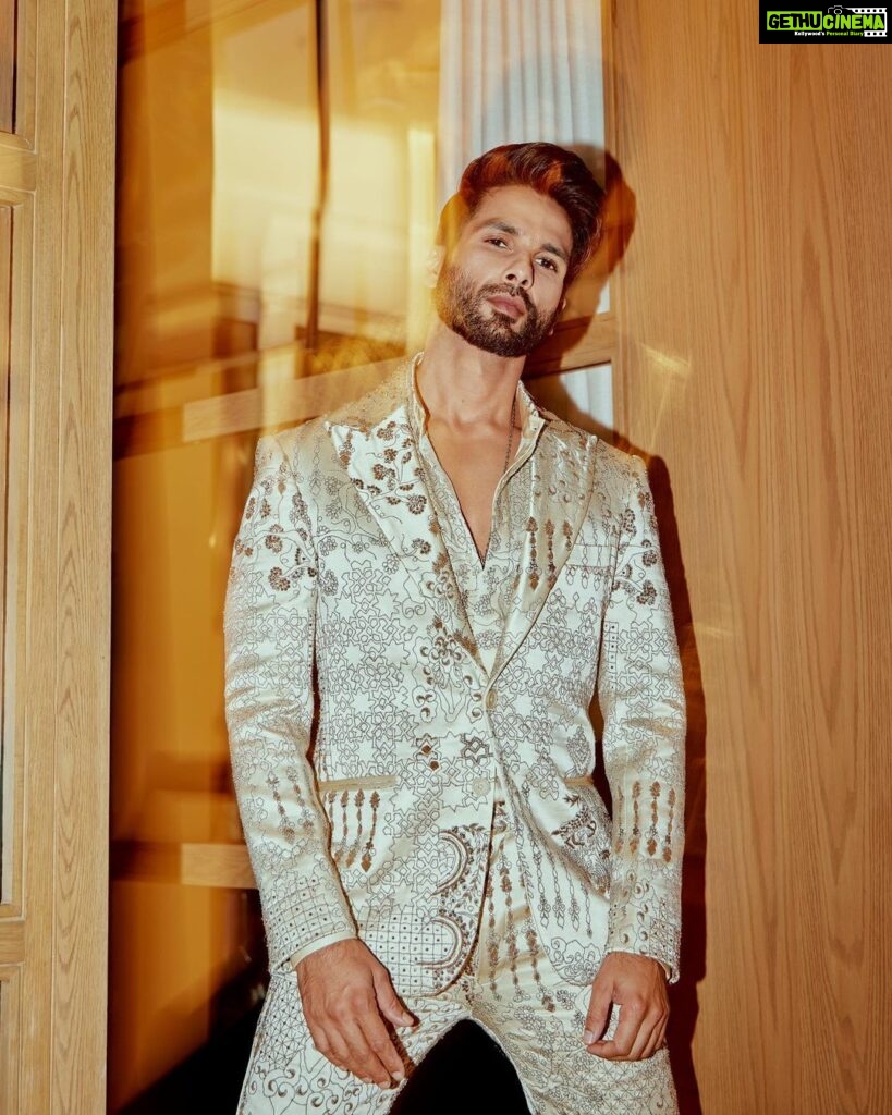Shahid Kapoor Instagram - Stitch by stitch, I weave my story! 🤍 Shot by: @mayank_mudnaney Makeup: @james_gladwin_ Makeup assistant: @mahendra.kanojia Hair by: @aalimhakim Hair assistant: @shahrukhshaikh9519 Custom suit: @anamikakhanna.in Style by: @theanisha Dressman: @thebombaydressman Managed by: @chanchal_dsouza Digital agency: @59thparallel Security: @parvez_pzee
