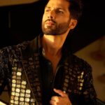 Shahid Kapoor Instagram - ̶B̶a̶c̶k̶ Black at it 🖤 Shot by: @mayank_mudnaney Makeup: @james_gladwin_ Makeup assistant: @mahendra.kanojia Hair by: @aalimhakim Hair assistant: @shahrukhshaikh9519 Outfit: @falgunishanepeacockindia @falgunipeacock @shanepeacock Style by: @theanisha Dressman: @thebombaydressman Managed by: @chanchal_dsouza Digital agency: @59thparallel Security: @parvez_pzee