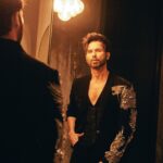 Shahid Kapoor Instagram – ROAR 

Shot by: @mayank_mudnaney 
Makeup: @james_gladwin_ 
Makeup assistant: @mahendra.kanojia 
Hair by: @aalimhakim
Hair assistant: @shahrukhshaikh9519 
Outfit: @gauravguptaofficial 
Style by: @theanisha 
Dressman: @thebombaydressman 
Managed by: @chanchal_dsouza 
Digital agency: @59thparallel 
Security: @parvez_pzee