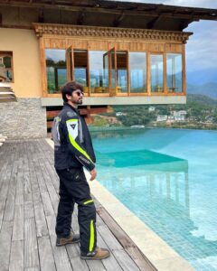 Shahid Kapoor Instagram - Awakened all my senses at the amazing Six Senses properties in Bhutan. Impeccable service. 
And what  a beautiful country 🫶🏽 Phenomenal experience.

@sixsensesbhutan 
#SixSensesThimphu #PunakhaValley