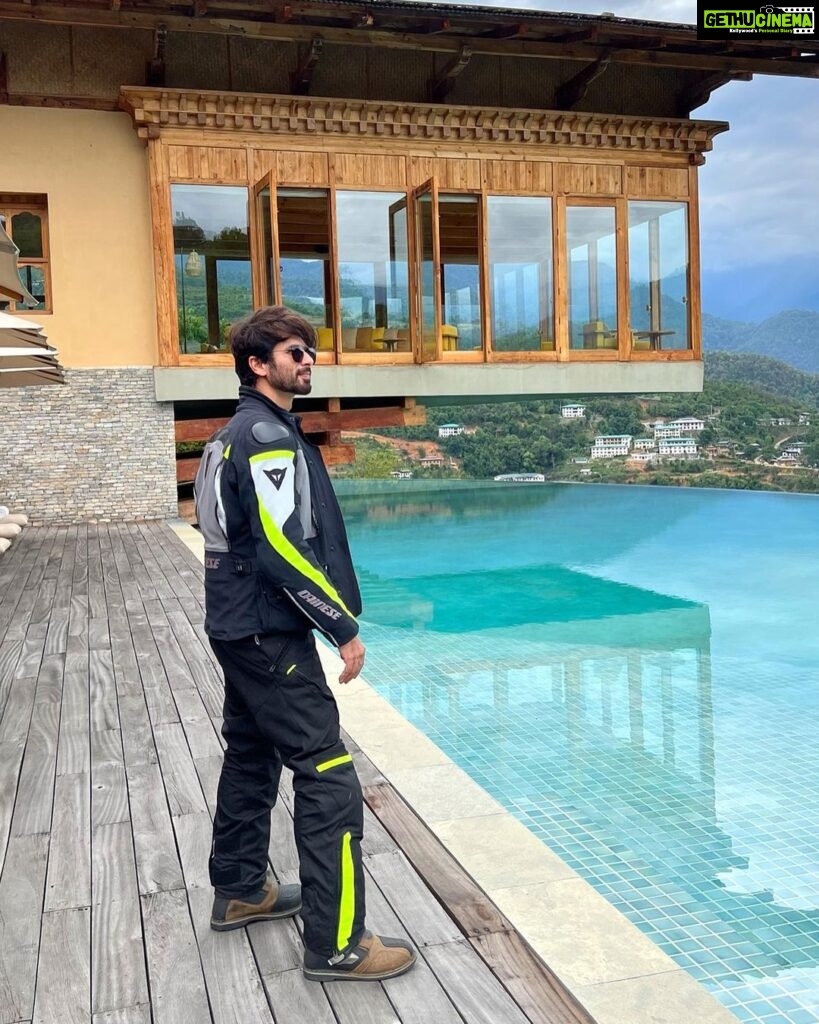 Shahid Kapoor Instagram - Awakened all my senses at the amazing Six Senses properties in Bhutan. Impeccable service. And what a beautiful country 🫶🏽 Phenomenal experience. @sixsensesbhutan #SixSensesThimphu #PunakhaValley Six Senses Bhutan