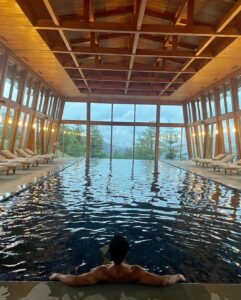 Shahid Kapoor Instagram - Awakened all my senses at the amazing Six Senses properties in Bhutan. Impeccable service. 
And what  a beautiful country 🫶🏽 Phenomenal experience.

@sixsensesbhutan 
#SixSensesThimphu #PunakhaValley