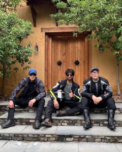 Shahid Kapoor Instagram - Awakened all my senses at the amazing Six Senses properties in Bhutan. Impeccable service. 
And what  a beautiful country 🫶🏽 Phenomenal experience.

@sixsensesbhutan 
#SixSensesThimphu #PunakhaValley