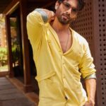 Shahid Kapoor Instagram - BLOODY sunny ☀️ Shot by: @mayank_mudnaney Makeup: @james_gladwin_ Makeup assistant: @mahendra.kanojia Hair by: @aalimhakim Hair assistant: @shahrukhshaikh9519 Jacket: @jatinmalikcouture Style by: @theanisha Dressman: @thebombaydressman Managed by: @chanchal_dsouza Digital agency: @59thparallel Security: @parvez_pzee PR agency: @think_talkies