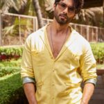 Shahid Kapoor Instagram – BLOODY sunny ☀️
Shot by: @mayank_mudnaney
Makeup: @james_gladwin_
Makeup assistant: @mahendra.kanojia
Hair by: @aalimhakim
Hair assistant: @shahrukhshaikh9519
Jacket: @jatinmalikcouture
Style by: @theanisha
Dressman: @thebombaydressman
Managed by: @chanchal_dsouza
Digital agency: @59thparallel
Security: @parvez_pzee
PR agency: @think_talkies