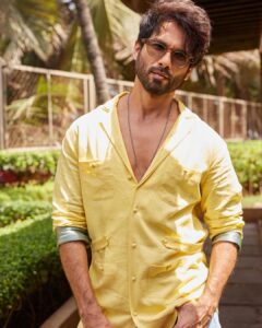 Shahid Kapoor Instagram - BLOODY sunny ☀️ 

Shot by: @mayank_mudnaney 
Makeup: @james_gladwin_ 
Makeup assistant: @mahendra.kanojia 
Hair by: @aalimhakim
Hair assistant: @shahrukhshaikh9519 
Jacket: @jatinmalikcouture 
Style by: @theanisha
Dressman: @thebombaydressman 
Managed by: @chanchal_dsouza 
Digital agency: @59thparallel 
Security: @parvez_pzee 
PR agency: @think_talkies