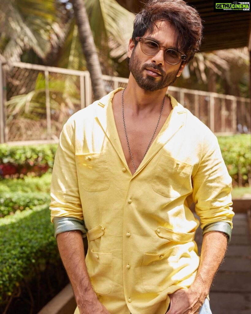 Shahid Kapoor Instagram - BLOODY sunny ☀️ Shot by: @mayank_mudnaney Makeup: @james_gladwin_ Makeup assistant: @mahendra.kanojia Hair by: @aalimhakim Hair assistant: @shahrukhshaikh9519 Jacket: @jatinmalikcouture Style by: @theanisha Dressman: @thebombaydressman Managed by: @chanchal_dsouza Digital agency: @59thparallel Security: @parvez_pzee PR agency: @think_talkies