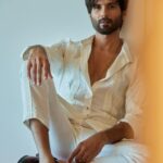 Shahid Kapoor Instagram - Feeling so “SMUG” 😄 #DaddyCool #AllWhiteEverything Shot by: @mayank_mudnaney Makeup: @james_gladwin_ Makeup assistant: @mahendra.kanojia Hair by: @aalimhakim Hair assistant: @shahrukhshaikh9519 Outfit: @jatinmalikcouture Shoes: @shutiqofficial Style by: @theanisha Dressman: @thebombaydressman Managed by: @chanchal_dsouza Digital agency: @59thparallel Security: @parvez_pzee PR agency: @think_talkies