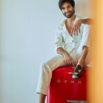 Shahid Kapoor Instagram - Feeling so “SMUG” 😄 #DaddyCool #AllWhiteEverything Shot by: @mayank_mudnaney Makeup: @james_gladwin_ Makeup assistant: @mahendra.kanojia Hair by: @aalimhakim Hair assistant: @shahrukhshaikh9519 Outfit: @jatinmalikcouture Shoes: @shutiqofficial Style by: @theanisha Dressman: @thebombaydressman Managed by: @chanchal_dsouza Digital agency: @59thparallel Security: @parvez_pzee PR agency: @think_talkies