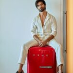 Shahid Kapoor Instagram - Feeling so “SMUG” 😄 #DaddyCool #AllWhiteEverything Shot by: @mayank_mudnaney Makeup: @james_gladwin_ Makeup assistant: @mahendra.kanojia Hair by: @aalimhakim Hair assistant: @shahrukhshaikh9519 Outfit: @jatinmalikcouture Shoes: @shutiqofficial Style by: @theanisha Dressman: @thebombaydressman Managed by: @chanchal_dsouza Digital agency: @59thparallel Security: @parvez_pzee PR agency: @think_talkies