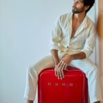 Shahid Kapoor Instagram - Feeling so “SMUG” 😄 #DaddyCool #AllWhiteEverything Shot by: @mayank_mudnaney Makeup: @james_gladwin_ Makeup assistant: @mahendra.kanojia Hair by: @aalimhakim Hair assistant: @shahrukhshaikh9519 Outfit: @jatinmalikcouture Shoes: @shutiqofficial Style by: @theanisha Dressman: @thebombaydressman Managed by: @chanchal_dsouza Digital agency: @59thparallel Security: @parvez_pzee PR agency: @think_talkies