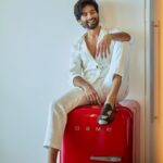 Shahid Kapoor Instagram - Feeling so “SMUG” 😄 #DaddyCool #AllWhiteEverything Shot by: @mayank_mudnaney Makeup: @james_gladwin_ Makeup assistant: @mahendra.kanojia Hair by: @aalimhakim Hair assistant: @shahrukhshaikh9519 Outfit: @jatinmalikcouture Shoes: @shutiqofficial Style by: @theanisha Dressman: @thebombaydressman Managed by: @chanchal_dsouza Digital agency: @59thparallel Security: @parvez_pzee PR agency: @think_talkies