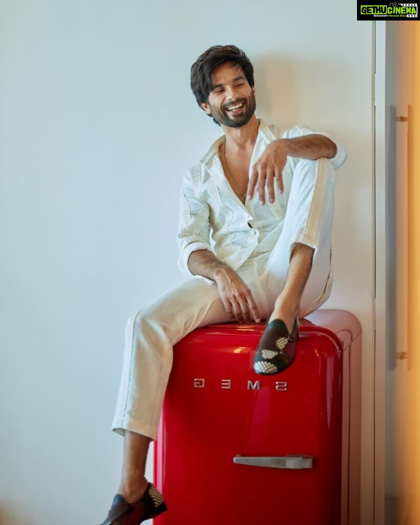 Shahid Kapoor Instagram - Feeling so “SMUG” 😄 #DaddyCool #AllWhiteEverything Shot by: @mayank_mudnaney Makeup: @james_gladwin_ Makeup assistant: @mahendra.kanojia Hair by: @aalimhakim Hair assistant: @shahrukhshaikh9519 Outfit: @jatinmalikcouture Shoes: @shutiqofficial Style by: @theanisha Dressman: @thebombaydressman Managed by: @chanchal_dsouza Digital agency: @59thparallel Security: @parvez_pzee PR agency: @think_talkies