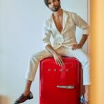 Shahid Kapoor Instagram - Feeling so “SMUG” 😄 #DaddyCool #AllWhiteEverything Shot by: @mayank_mudnaney Makeup: @james_gladwin_ Makeup assistant: @mahendra.kanojia Hair by: @aalimhakim Hair assistant: @shahrukhshaikh9519 Outfit: @jatinmalikcouture Shoes: @shutiqofficial Style by: @theanisha Dressman: @thebombaydressman Managed by: @chanchal_dsouza Digital agency: @59thparallel Security: @parvez_pzee PR agency: @think_talkies