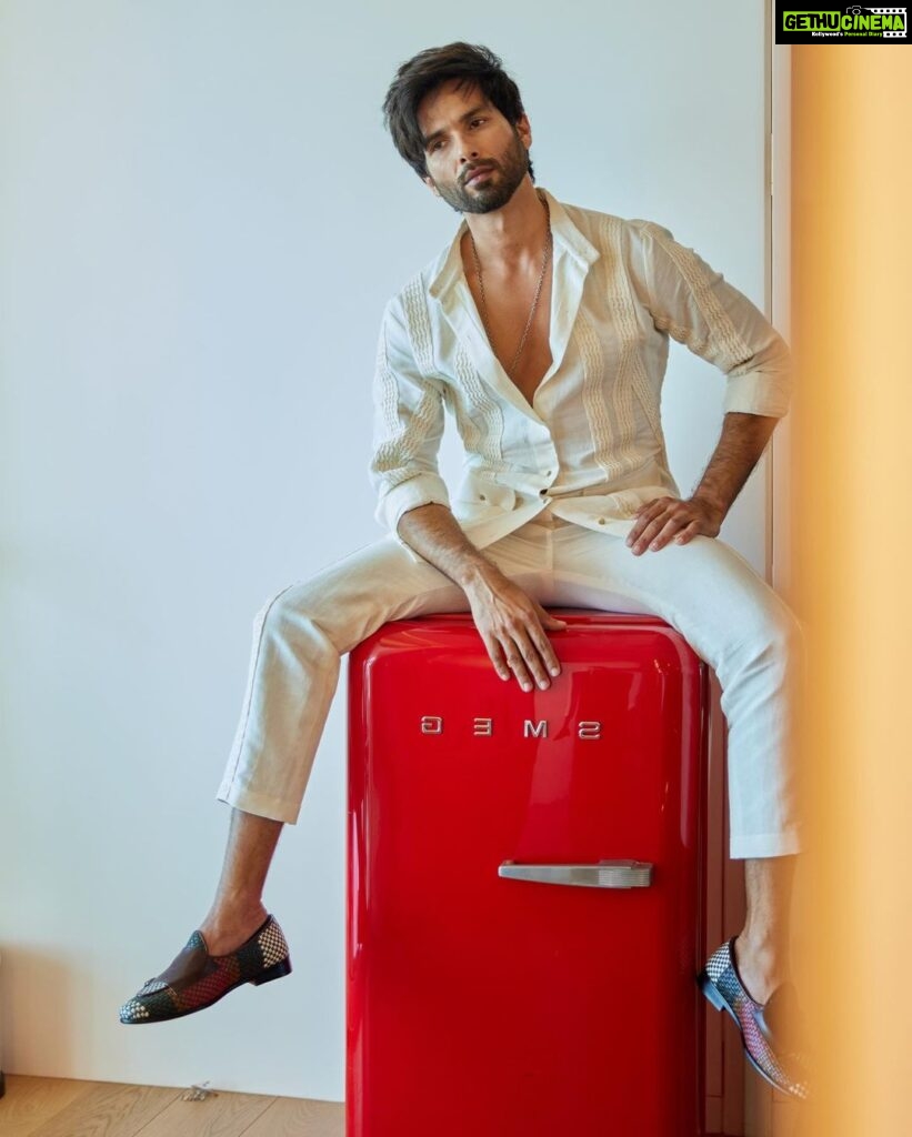 Shahid Kapoor Instagram - Feeling so “SMUG” 😄 #DaddyCool #AllWhiteEverything Shot by: @mayank_mudnaney Makeup: @james_gladwin_ Makeup assistant: @mahendra.kanojia Hair by: @aalimhakim Hair assistant: @shahrukhshaikh9519 Outfit: @jatinmalikcouture Shoes: @shutiqofficial Style by: @theanisha Dressman: @thebombaydressman Managed by: @chanchal_dsouza Digital agency: @59thparallel Security: @parvez_pzee PR agency: @think_talkies