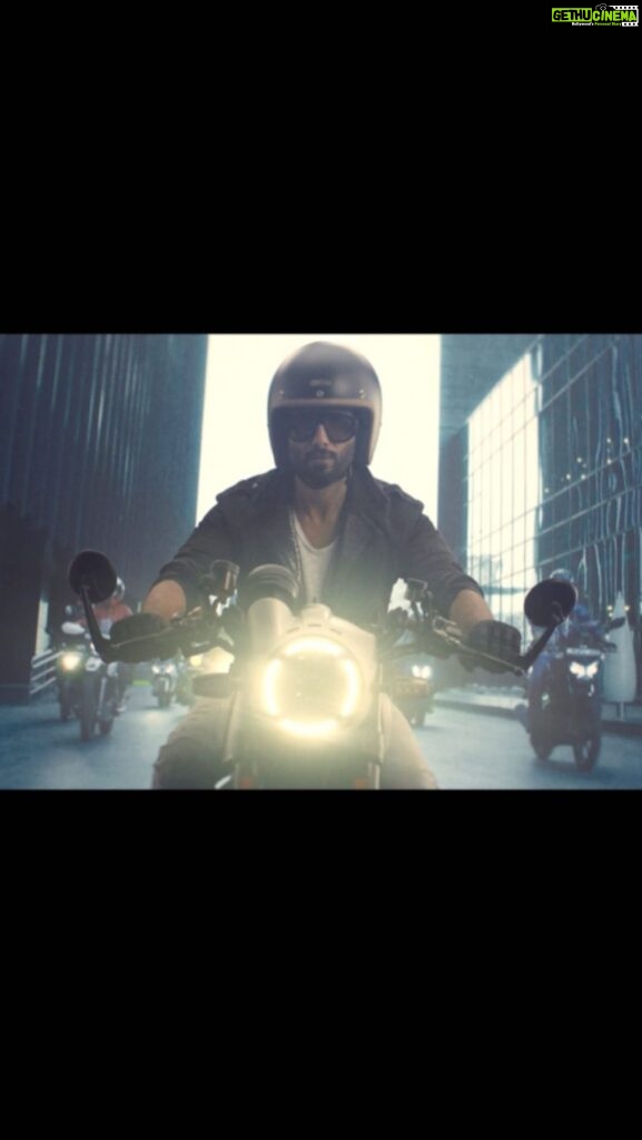 Shahid Kapoor Instagram - Jab aap ke engine ko mile asli power toh… #RuknaMushkilHai Celebrating the unstoppable spirit of Indian bikers powered by passion, determination, hope, vision, and Shell Advance engine oil – designed to #OutrideAnything. Proud to partner with Shell Lubricants in their journey towards #PoweringProgress for Indians. @shell_ontheroad