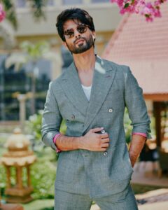 Shahid Kapoor Instagram - The sun is shining and it’s BLOODY daddy time.

Shot by: @mayank_mudnaney 
Makeup: @james_gladwin_ 
Makeup assistant: @mahendra.kanojia 
Hair by: @aalimhakim
Hair assistant: @shahrukhshaikh9519 
Outfit: @osmanabdulrazak
Shoes: @shutiqofficial
Style by: @theanisha 
Dressman: @thebombaydressman 
Managed by: @chanchal_dsouza 
Digital agency: @59thparallel 
Security: @parvez_pzee 
PR agency: @think_talkies