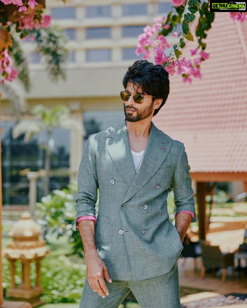 Shahid Kapoor Instagram - The sun is shining and it’s BLOODY daddy time. Shot by: @mayank_mudnaney Makeup: @james_gladwin_ Makeup assistant: @mahendra.kanojia Hair by: @aalimhakim Hair assistant: @shahrukhshaikh9519 Outfit: @osmanabdulrazak Shoes: @shutiqofficial Style by: @theanisha Dressman: @thebombaydressman Managed by: @chanchal_dsouza Digital agency: @59thparallel Security: @parvez_pzee PR agency: @think_talkies