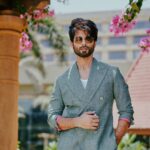 Shahid Kapoor Instagram - The sun is shining and it’s BLOODY daddy time. Shot by: @mayank_mudnaney Makeup: @james_gladwin_ Makeup assistant: @mahendra.kanojia Hair by: @aalimhakim Hair assistant: @shahrukhshaikh9519 Outfit: @osmanabdulrazak Shoes: @shutiqofficial Style by: @theanisha Dressman: @thebombaydressman Managed by: @chanchal_dsouza Digital agency: @59thparallel Security: @parvez_pzee PR agency: @think_talkies
