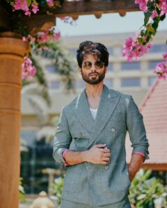 Shahid Kapoor Instagram - The sun is shining and it’s BLOODY daddy time.

Shot by: @mayank_mudnaney 
Makeup: @james_gladwin_ 
Makeup assistant: @mahendra.kanojia 
Hair by: @aalimhakim
Hair assistant: @shahrukhshaikh9519 
Outfit: @osmanabdulrazak
Shoes: @shutiqofficial
Style by: @theanisha 
Dressman: @thebombaydressman 
Managed by: @chanchal_dsouza 
Digital agency: @59thparallel 
Security: @parvez_pzee 
PR agency: @think_talkies