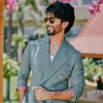 Shahid Kapoor Instagram - The sun is shining and it’s BLOODY daddy time. Shot by: @mayank_mudnaney Makeup: @james_gladwin_ Makeup assistant: @mahendra.kanojia Hair by: @aalimhakim Hair assistant: @shahrukhshaikh9519 Outfit: @osmanabdulrazak Shoes: @shutiqofficial Style by: @theanisha Dressman: @thebombaydressman Managed by: @chanchal_dsouza Digital agency: @59thparallel Security: @parvez_pzee PR agency: @think_talkies
