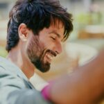 Shahid Kapoor Instagram - The sun is shining and it’s BLOODY daddy time. Shot by: @mayank_mudnaney Makeup: @james_gladwin_ Makeup assistant: @mahendra.kanojia Hair by: @aalimhakim Hair assistant: @shahrukhshaikh9519 Outfit: @osmanabdulrazak Shoes: @shutiqofficial Style by: @theanisha Dressman: @thebombaydressman Managed by: @chanchal_dsouza Digital agency: @59thparallel Security: @parvez_pzee PR agency: @think_talkies