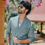 Shahid Kapoor Instagram - The sun is shining and it’s BLOODY daddy time. Shot by: @mayank_mudnaney Makeup: @james_gladwin_ Makeup assistant: @mahendra.kanojia Hair by: @aalimhakim Hair assistant: @shahrukhshaikh9519 Outfit: @osmanabdulrazak Shoes: @shutiqofficial Style by: @theanisha Dressman: @thebombaydressman Managed by: @chanchal_dsouza Digital agency: @59thparallel Security: @parvez_pzee PR agency: @think_talkies