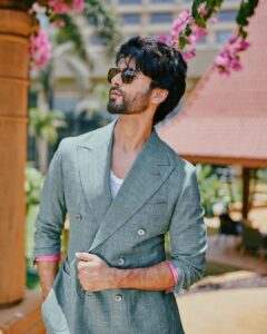 Shahid Kapoor Instagram - The sun is shining and it’s BLOODY daddy time.

Shot by: @mayank_mudnaney 
Makeup: @james_gladwin_ 
Makeup assistant: @mahendra.kanojia 
Hair by: @aalimhakim
Hair assistant: @shahrukhshaikh9519 
Outfit: @osmanabdulrazak
Shoes: @shutiqofficial
Style by: @theanisha 
Dressman: @thebombaydressman 
Managed by: @chanchal_dsouza 
Digital agency: @59thparallel 
Security: @parvez_pzee 
PR agency: @think_talkies