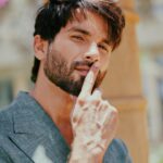 Shahid Kapoor Instagram - The sun is shining and it’s BLOODY daddy time. Shot by: @mayank_mudnaney Makeup: @james_gladwin_ Makeup assistant: @mahendra.kanojia Hair by: @aalimhakim Hair assistant: @shahrukhshaikh9519 Outfit: @osmanabdulrazak Shoes: @shutiqofficial Style by: @theanisha Dressman: @thebombaydressman Managed by: @chanchal_dsouza Digital agency: @59thparallel Security: @parvez_pzee PR agency: @think_talkies