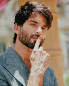 Shahid Kapoor Instagram - The sun is shining and it’s BLOODY daddy time. Shot by: @mayank_mudnaney Makeup: @james_gladwin_ Makeup assistant: @mahendra.kanojia Hair by: @aalimhakim Hair assistant: @shahrukhshaikh9519 Outfit: @osmanabdulrazak Shoes: @shutiqofficial Style by: @theanisha Dressman: @thebombaydressman Managed by: @chanchal_dsouza Digital agency: @59thparallel Security: @parvez_pzee PR agency: @think_talkies