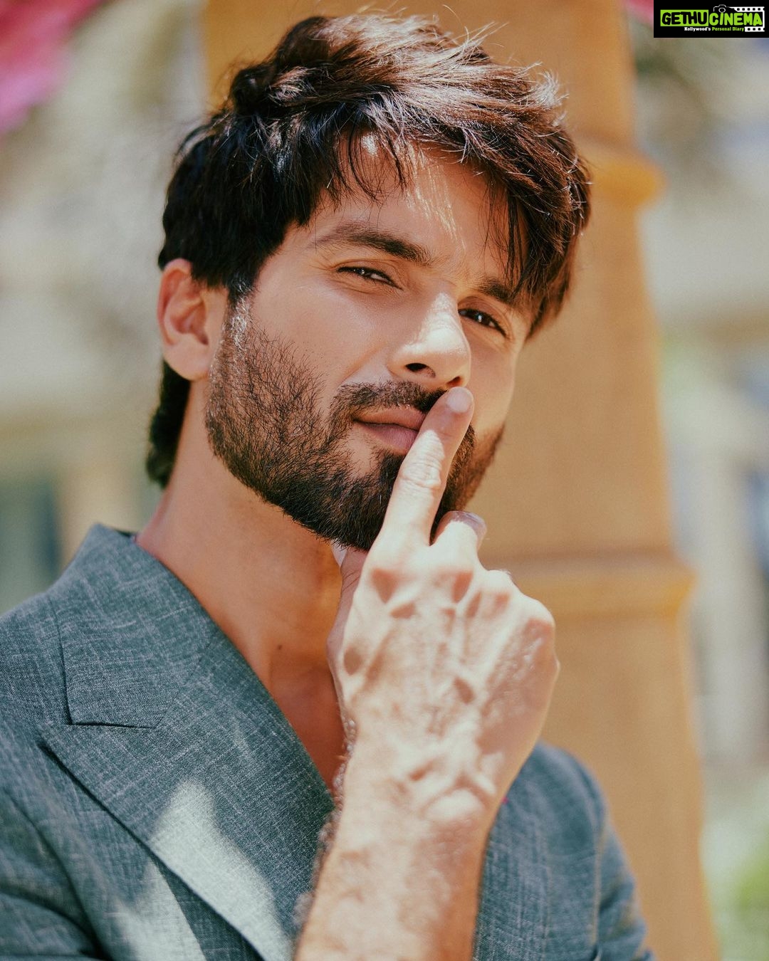 Desktop Wallpapers » Shahid Kapoor Backgrounds » Shahid Kapoor »  www.desktopdress.com