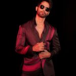 Shahid Kapoor Instagram - BLOODY DADDY 🔥🚨 Shot by: @_psudo_ Makeup: @james_gladwin_ Makeup assistant: @mahendra.kanojia Hair by: @aalimhakim Hair assistant: @shahrukhshaikh9519 Outfit: @dhruvvaish Style by: @theanisha Dressman: @thebombaydressman Managed by: @chanchal_dsouza Digital agency: @59thparallel Security: @parvez_pzee