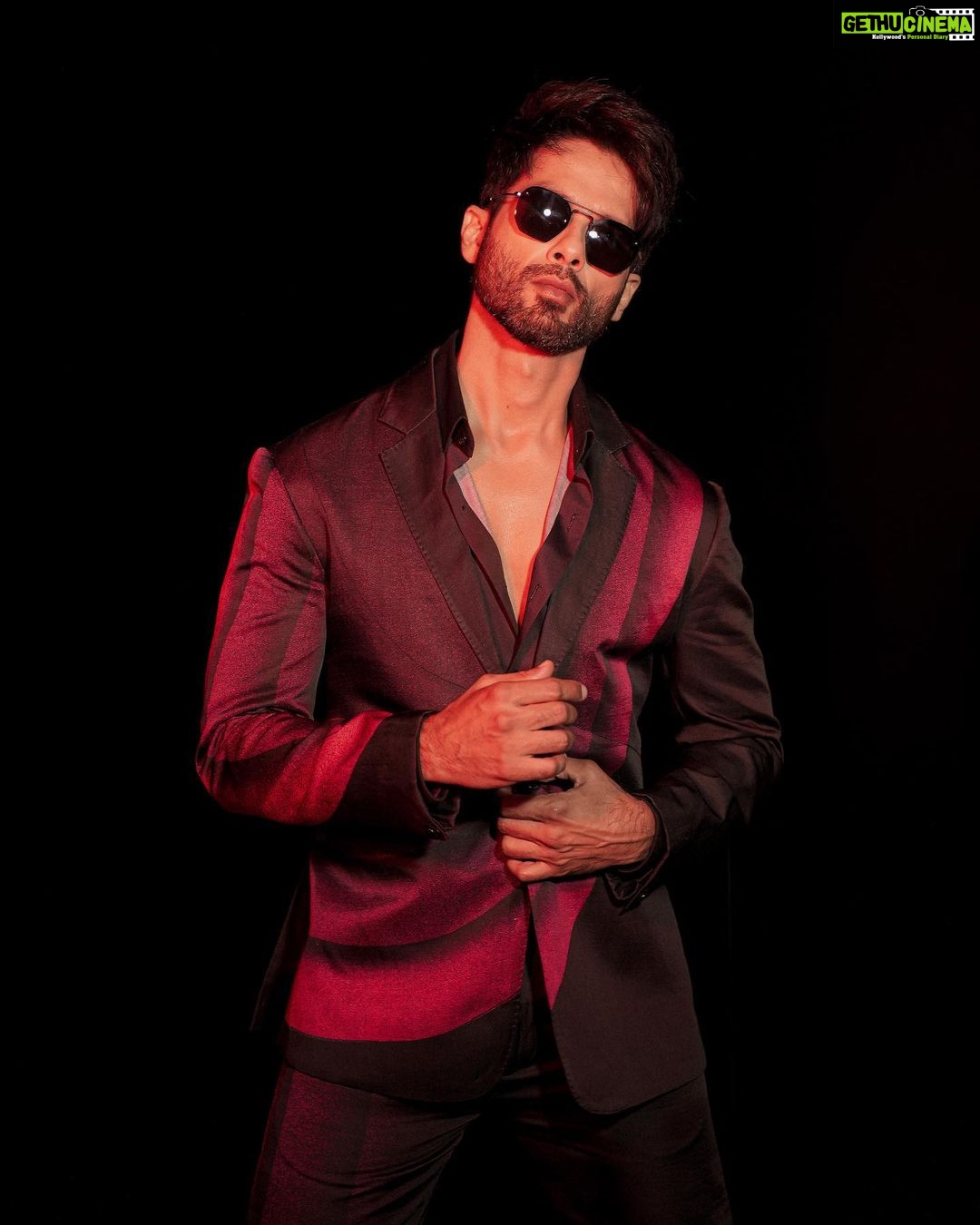 Shahid Kapoor Instagram - BLOODY DADDY π₯π¨ Shot by: @_psudo_ Makeup: @james_gladwin_ Makeup assistant: @mahendra.kanojia Hair by: @aalimhakim Hair assistant: @shahrukhshaikh9519 Outfit: @dhruvvaish Style by: @theanisha Dressman: @thebombaydressman Managed by: @chanchal_dsouza Digital agency: @59thparallel Security: @parvez_pzee