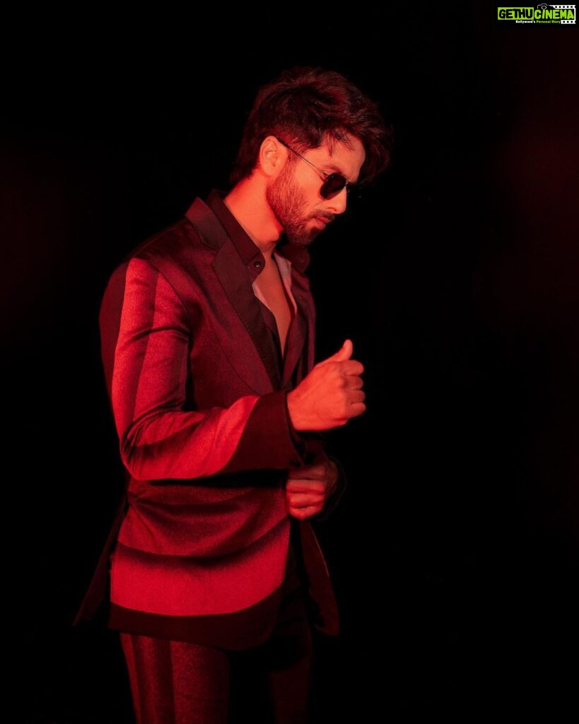 Shahid Kapoor Instagram - BLOODY DADDY 🔥🚨 Shot by: @_psudo_ Makeup: @james_gladwin_ Makeup assistant: @mahendra.kanojia Hair by: @aalimhakim Hair assistant: @shahrukhshaikh9519 Outfit: @dhruvvaish Style by: @theanisha Dressman: @thebombaydressman Managed by: @chanchal_dsouza Digital agency: @59thparallel Security: @parvez_pzee