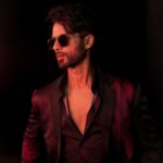Shahid Kapoor Instagram - BLOODY DADDY 🔥🚨 Shot by: @_psudo_ Makeup: @james_gladwin_ Makeup assistant: @mahendra.kanojia Hair by: @aalimhakim Hair assistant: @shahrukhshaikh9519 Outfit: @dhruvvaish Style by: @theanisha Dressman: @thebombaydressman Managed by: @chanchal_dsouza Digital agency: @59thparallel Security: @parvez_pzee