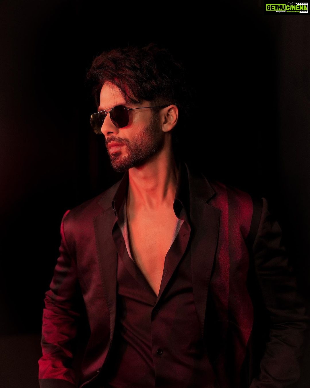 Shahid Kapoor Instagram - BLOODY DADDY π₯π¨ Shot by: @_psudo_ Makeup: @james_gladwin_ Makeup assistant: @mahendra.kanojia Hair by: @aalimhakim Hair assistant: @shahrukhshaikh9519 Outfit: @dhruvvaish Style by: @theanisha Dressman: @thebombaydressman Managed by: @chanchal_dsouza Digital agency: @59thparallel Security: @parvez_pzee