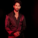 Shahid Kapoor Instagram - BLOODY DADDY 🔥🚨 Shot by: @_psudo_ Makeup: @james_gladwin_ Makeup assistant: @mahendra.kanojia Hair by: @aalimhakim Hair assistant: @shahrukhshaikh9519 Outfit: @dhruvvaish Style by: @theanisha Dressman: @thebombaydressman Managed by: @chanchal_dsouza Digital agency: @59thparallel Security: @parvez_pzee