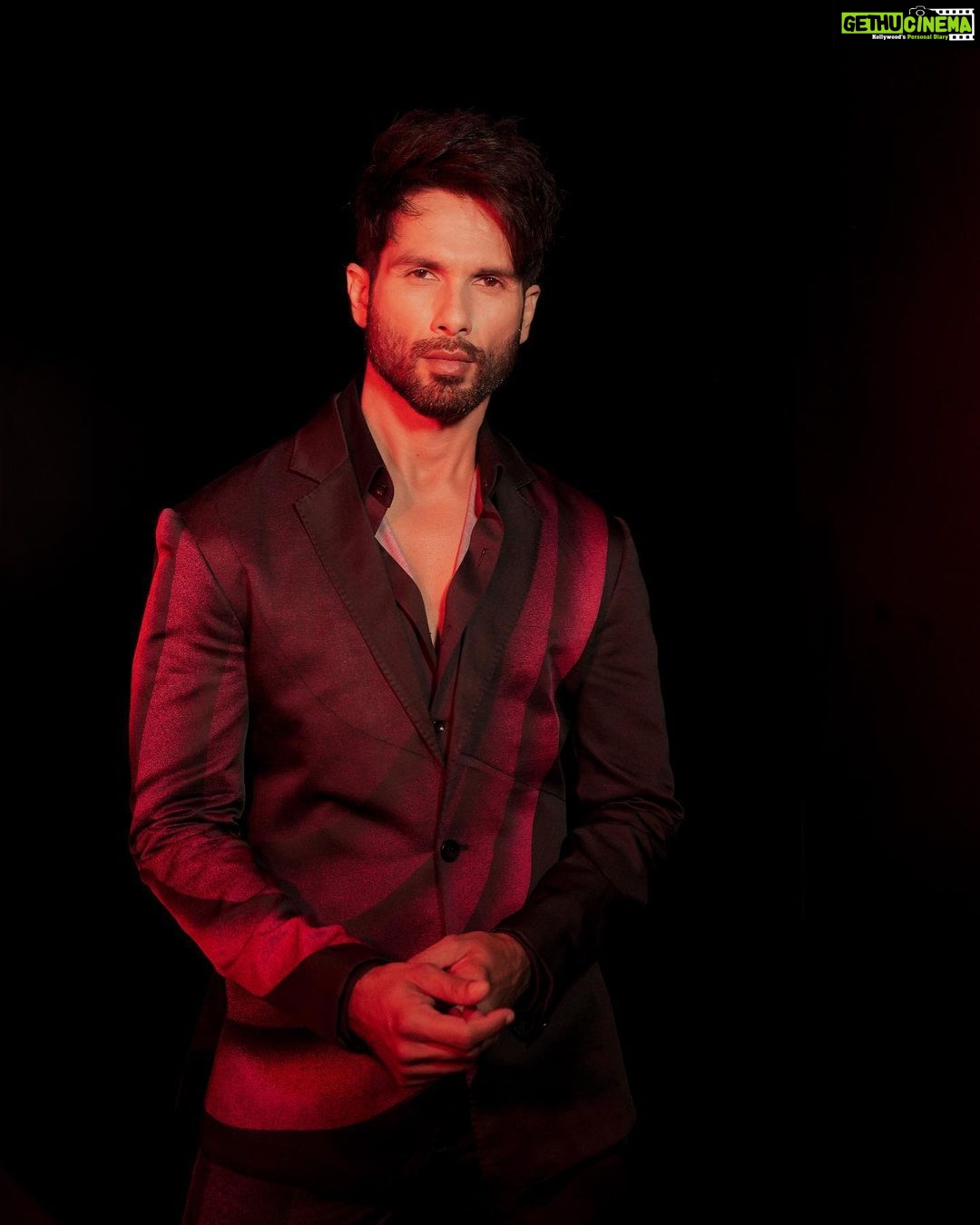 Shahid Kapoor Instagram - BLOODY DADDY π₯π¨ Shot by: @_psudo_ Makeup: @james_gladwin_ Makeup assistant: @mahendra.kanojia Hair by: @aalimhakim Hair assistant: @shahrukhshaikh9519 Outfit: @dhruvvaish Style by: @theanisha Dressman: @thebombaydressman Managed by: @chanchal_dsouza Digital agency: @59thparallel Security: @parvez_pzee