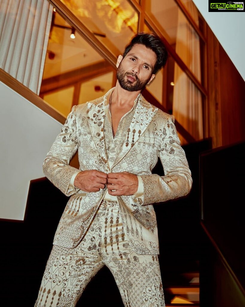 Shahid Kapoor Instagram - Stitch by stitch, I weave my story! 🤍 Shot by: @mayank_mudnaney Makeup: @james_gladwin_ Makeup assistant: @mahendra.kanojia Hair by: @aalimhakim Hair assistant: @shahrukhshaikh9519 Custom suit: @anamikakhanna.in Style by: @theanisha Dressman: @thebombaydressman Managed by: @chanchal_dsouza Digital agency: @59thparallel Security: @parvez_pzee