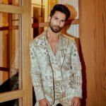 Shahid Kapoor Instagram – Stitch by stitch, I weave my story! 🤍

Shot by: @mayank_mudnaney 
Makeup: @james_gladwin_ 
Makeup assistant: @mahendra.kanojia 
Hair by: @aalimhakim
Hair assistant: @shahrukhshaikh9519 
Custom suit: @anamikakhanna.in 
Style by: @theanisha 
Dressman: @thebombaydressman 
Managed by: @chanchal_dsouza 
Digital agency: @59thparallel 
Security: @parvez_pzee