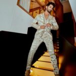 Shahid Kapoor Instagram – Stitch by stitch, I weave my story! 🤍

Shot by: @mayank_mudnaney 
Makeup: @james_gladwin_ 
Makeup assistant: @mahendra.kanojia 
Hair by: @aalimhakim
Hair assistant: @shahrukhshaikh9519 
Custom suit: @anamikakhanna.in 
Style by: @theanisha 
Dressman: @thebombaydressman 
Managed by: @chanchal_dsouza 
Digital agency: @59thparallel 
Security: @parvez_pzee