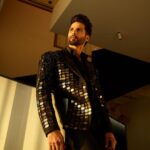 Shahid Kapoor Instagram – ̶B̶a̶c̶k̶ Black at it 🖤

Shot by: @mayank_mudnaney 
Makeup: @james_gladwin_ 
Makeup assistant: @mahendra.kanojia 
Hair by: @aalimhakim
Hair assistant: @shahrukhshaikh9519 
Outfit: @falgunishanepeacockindia
@falgunipeacock
@shanepeacock 
Style by: @theanisha 
Dressman: @thebombaydressman 
Managed by: @chanchal_dsouza 
Digital agency: @59thparallel 
Security: @parvez_pzee