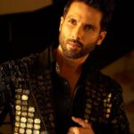 Shahid Kapoor Instagram – ̶B̶a̶c̶k̶ Black at it 🖤

Shot by: @mayank_mudnaney 
Makeup: @james_gladwin_ 
Makeup assistant: @mahendra.kanojia 
Hair by: @aalimhakim
Hair assistant: @shahrukhshaikh9519 
Outfit: @falgunishanepeacockindia
@falgunipeacock
@shanepeacock 
Style by: @theanisha 
Dressman: @thebombaydressman 
Managed by: @chanchal_dsouza 
Digital agency: @59thparallel 
Security: @parvez_pzee