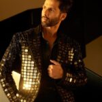 Shahid Kapoor Instagram – ̶B̶a̶c̶k̶ Black at it 🖤

Shot by: @mayank_mudnaney 
Makeup: @james_gladwin_ 
Makeup assistant: @mahendra.kanojia 
Hair by: @aalimhakim
Hair assistant: @shahrukhshaikh9519 
Outfit: @falgunishanepeacockindia
@falgunipeacock
@shanepeacock 
Style by: @theanisha 
Dressman: @thebombaydressman 
Managed by: @chanchal_dsouza 
Digital agency: @59thparallel 
Security: @parvez_pzee